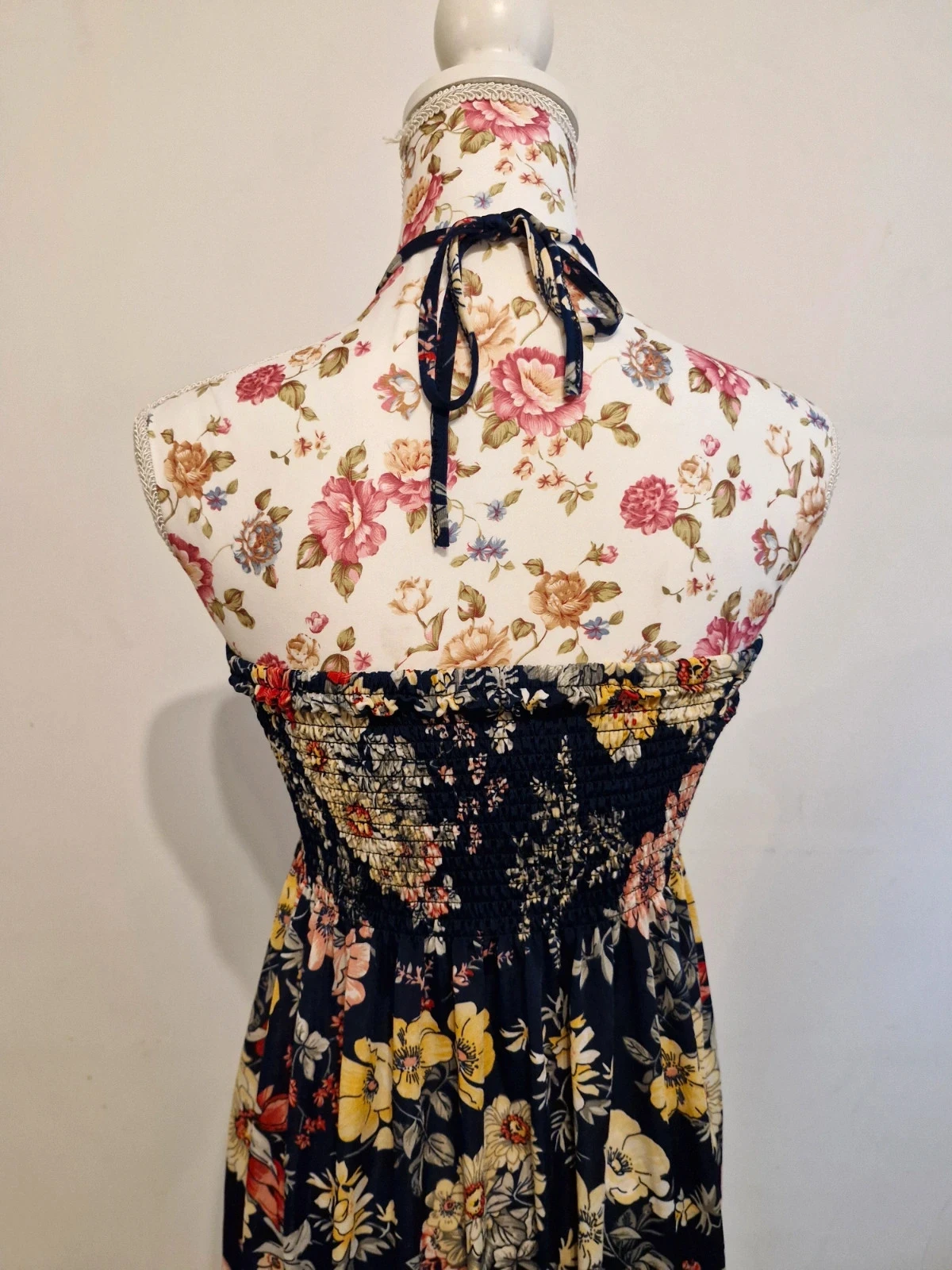 Vestido con delicados motivos florales – photo 4